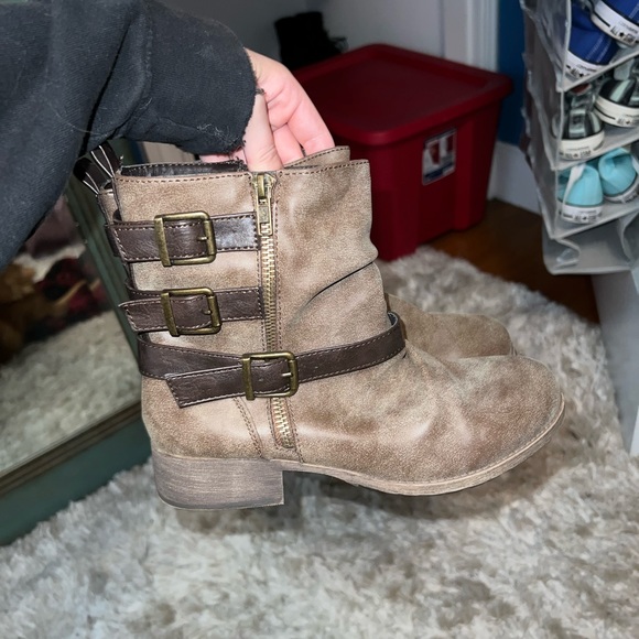 Cute booties size 8 - Picture 1 of 5